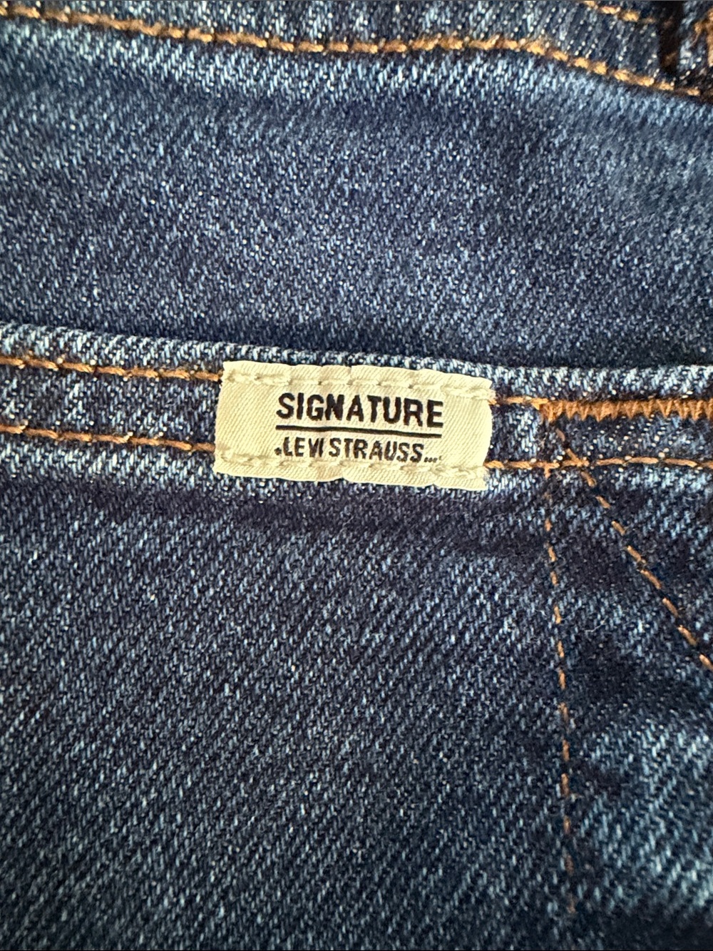 Levi's Women’s Relaxed Fit Blue Jeans with Contrast Stitching - Picture 7 of 8
